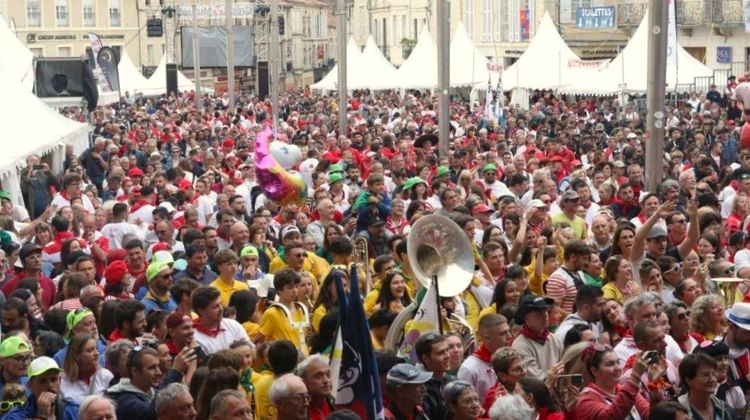 La foule devant le podium du Festival de Bandas à Condom en 2024